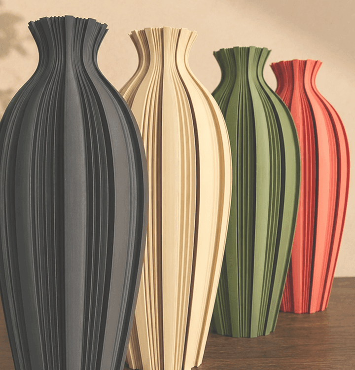 Jarrones decorativos sobre una mesa